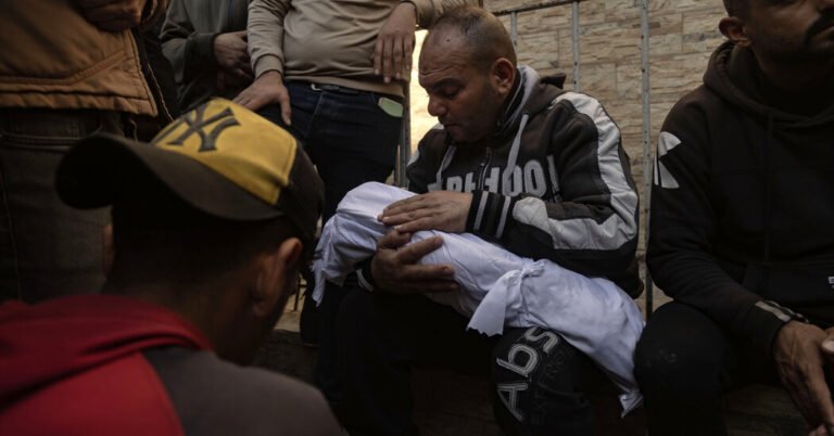Depois que a greve israelense mata mais de 400, os palestinos registram os mortos