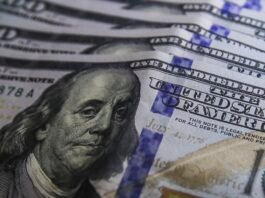 Dólar sobe para R$ 5,71 com piora de ambiente no exterior