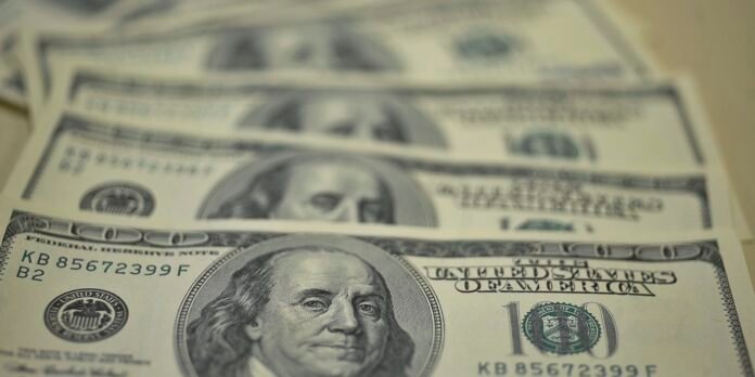 Dólar sobe para R$ 5,75 com tarifas de Trump e declarações de Haddad