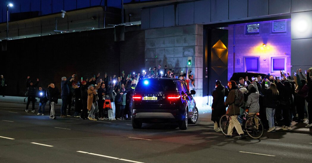 Duterte aparece no tribunal em Haia via vídeo após prisão
