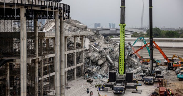 Enquanto os resgatadores trabalham no edifício em Bangkok desmoronado, aqueles que encontraram amor aguardam notícias
