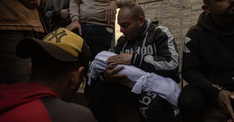 Greves israelenses em Gaza matam mais de 400, em quebra de cessar-fogo
