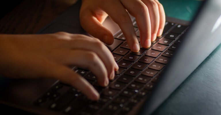 Grupos de danos on -line representam 'risco sem precedentes' para adolescentes, diz a Agência de Crimes do Reino Unido
