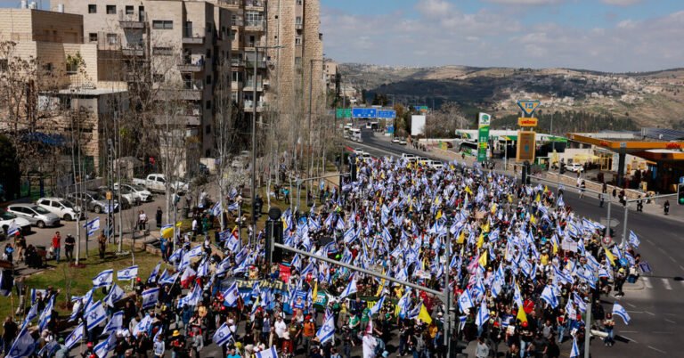 Israelenses levam para as ruas dia após greves em Gaza
