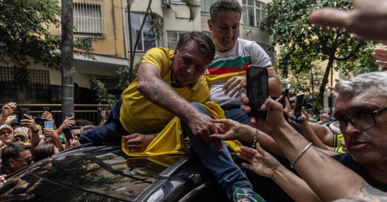 Jair Bolsonaro ordenou que seja julgado no Brasil por tentar um golpe
