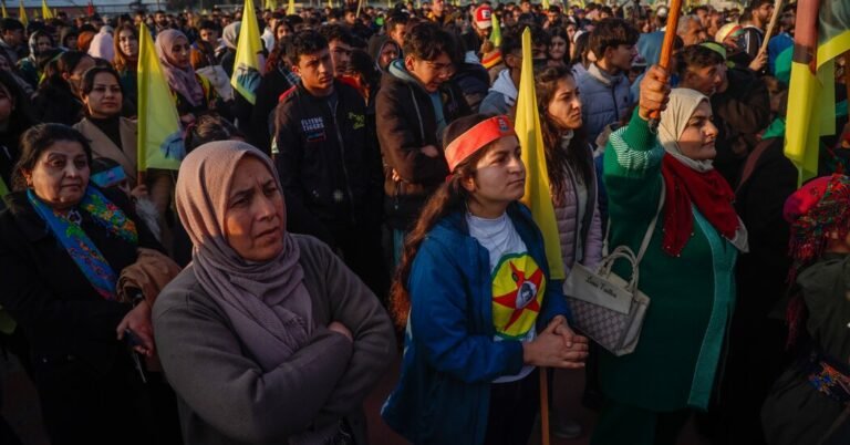Lutadores curdos chamados de trégua, mas a Turquia manteve ataques letais
