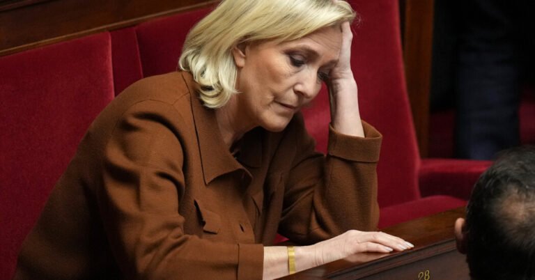 Marine Le Pen poderia ser banido da França Eleição se ela for considerada culpada de peculato
