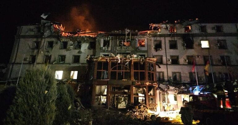Missile Strikes Hotel na cidade natal de Zelensky na Ucrânia
