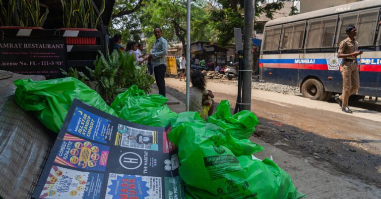 Mob desce em um clube de comédia depois de uma cômica piadas sobre um político
