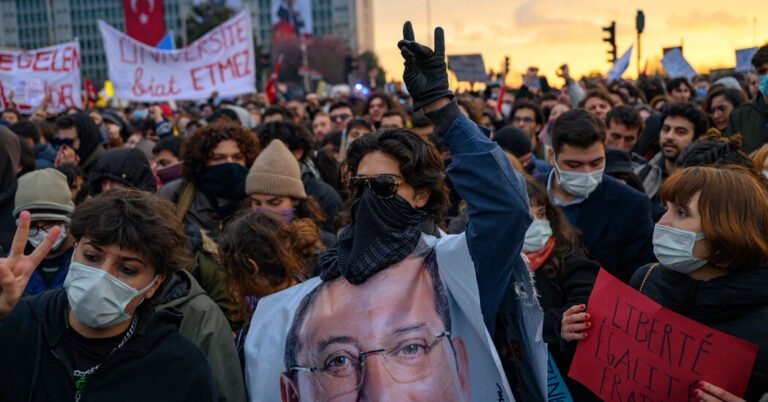 Na Turquia, os críticos de Erdogan vêem a democracia se erodirem após a detenção do prefeito de Istambul
