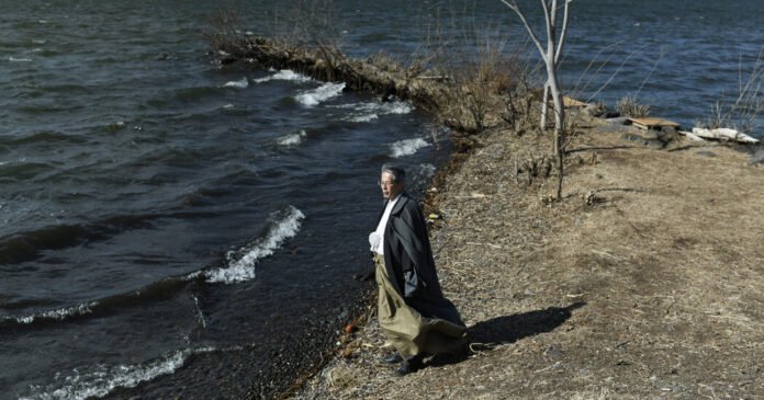 No Japão, um lago sem gelo e um Deus ausente soam um aviso antigo

