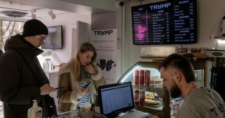 No café com tema de Trump da Ucrânia, os clientes exigem uma mudança de nome
