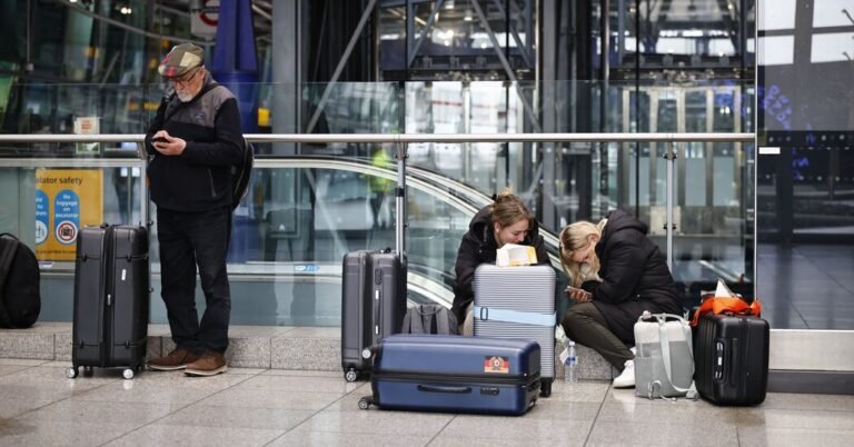 O aeroporto de Heathrow de Londres fechou após o incêndio causar grande interrupção de energia: atualizações ao vivo
