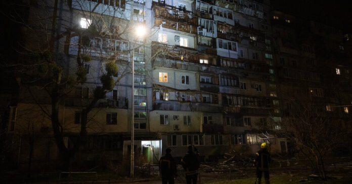 O ataque de drones russo mata 3 em Kyiv antes das negociações de cessar-fogo
