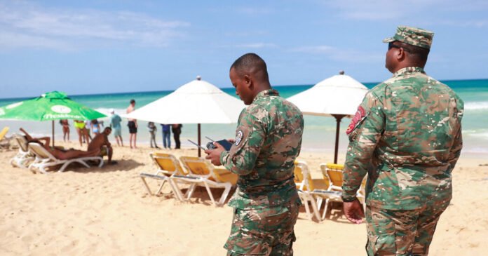O homem visto pela última vez com o aluno desaparecido deixa a República Dominicana
