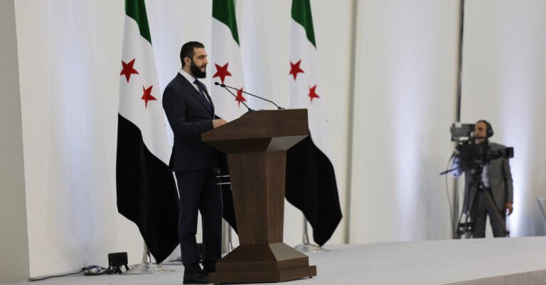 O líder da Síria nomeia novo governo depois de expulsar Assad
