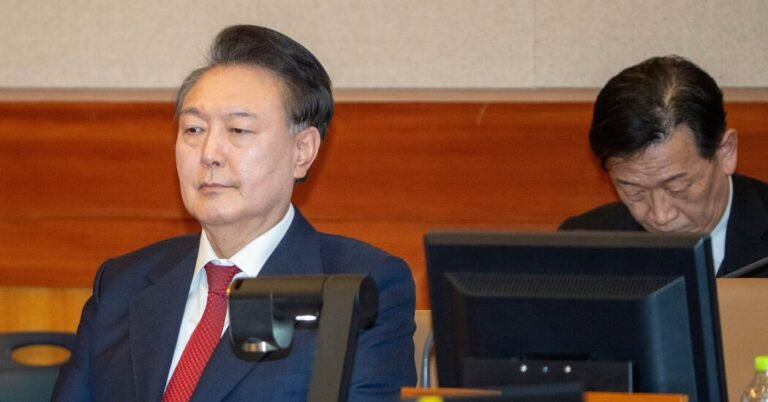 O tribunal sul -coreano ordena que a libertação do presidente da prisão
