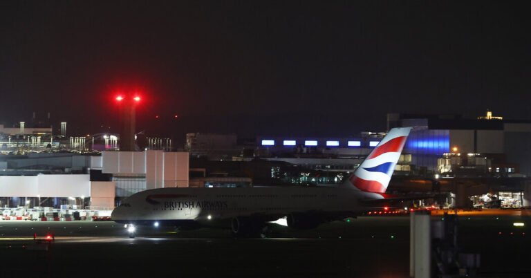 Os vôos retomam em Heathrow após o incêndio da subestação desligar o aeroporto
