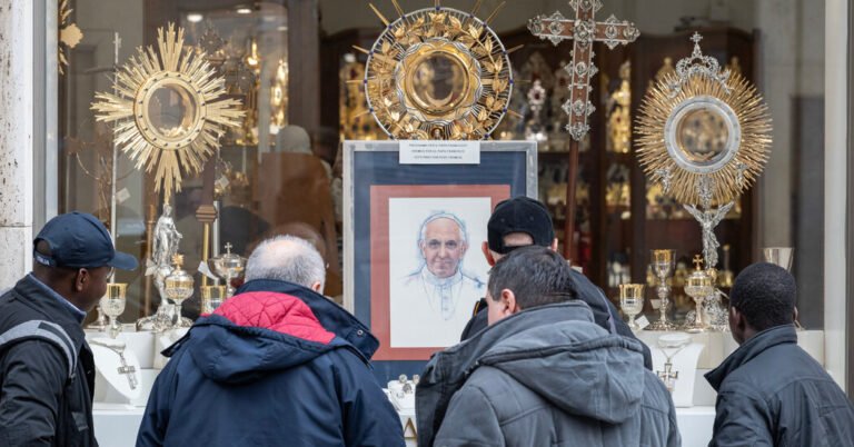 Papa experimenta outro revés com crise respiratória
