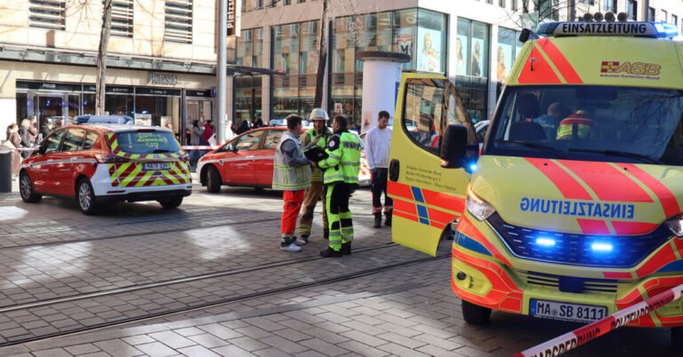Pelo menos um morto após o carro dirige -se na multidão na Alemanha
