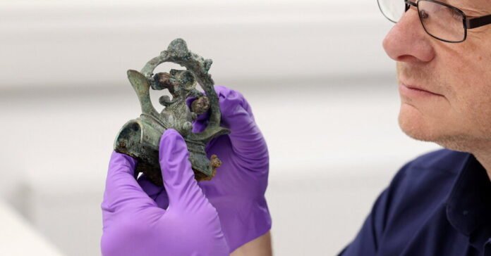 Por 3 anos, eles calmamente desenterram um dos maiores tesouros da Inglaterra
