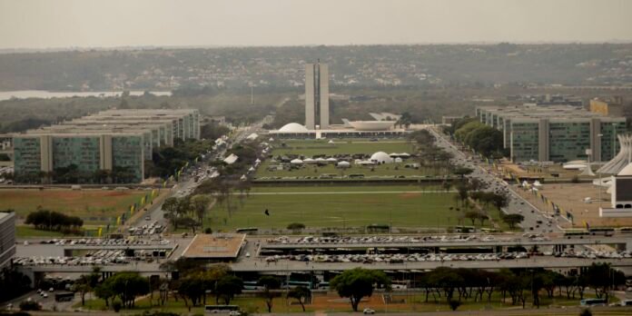 Reajuste de servidores federais será pago em maio, garante governo