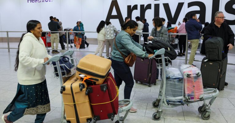 'Tão ansioso para voltar': os viajantes despejam em um Heathrow reaberto
