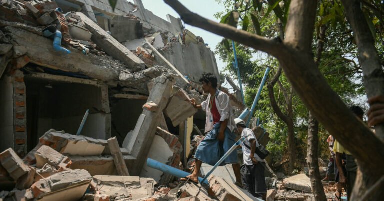 Voluntários resgatadores em Mandalay peneiraram através de escombros de terremoto
