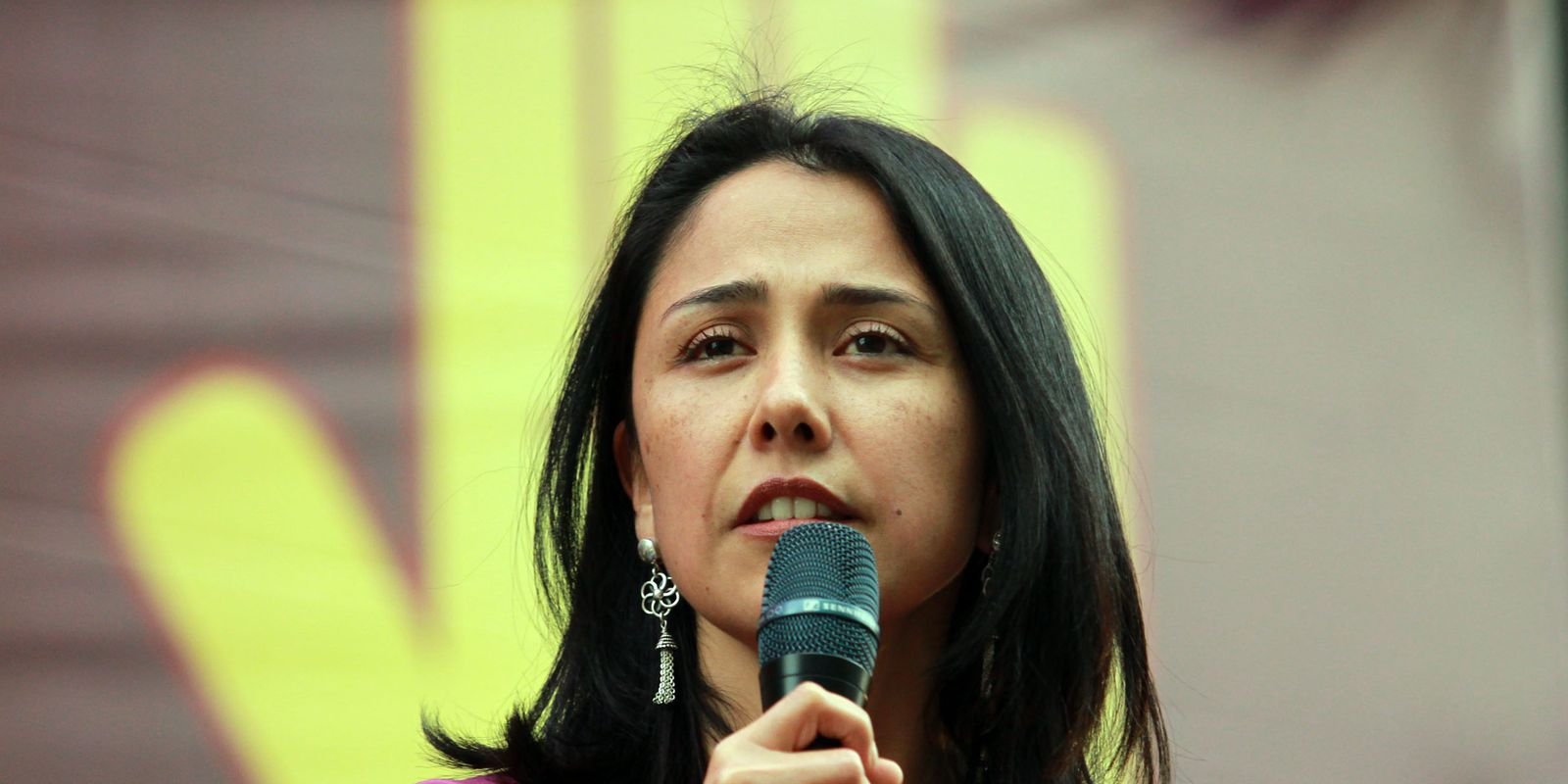 Esposa de ex-presidente do Peru pede asilo ao Brasil após condenação