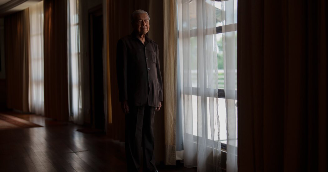 Mahathir Mohamad, 99, reflete sobre um legado controverso
