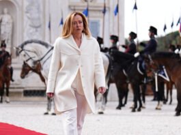 Meloni da Itália vai para Washington para encontrar Trump. Vai pagar pela Europa?
