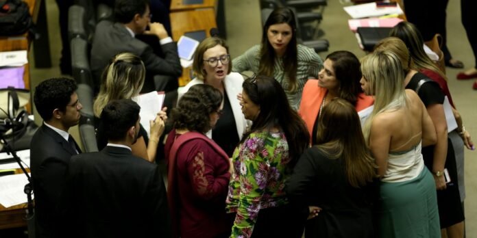 Mudanca-no-Codigo-Eleitoral-reduz-participacao-feminina-diz-Oxfam.jpg Mudança no Código Eleitoral reduz participação feminina, diz Oxfam