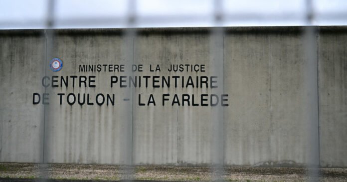 Os-atacantes-tem-como-alvo-as-prisoes-na-Franca-queimando.jpg Os atacantes têm como alvo as prisões na França, queimando veículos e tiros de disparo