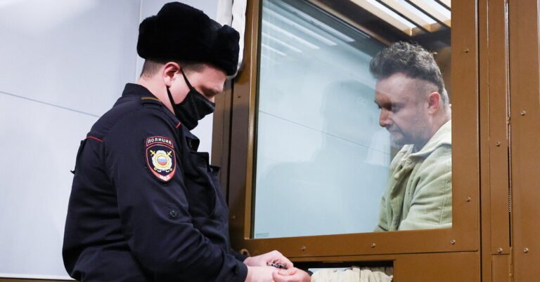 Uma morte na prisão destaca a repressão LGBTQ da Rússia