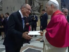 Alckmin entrega ao Papa convite para visitar o Brasil durante a COP30
