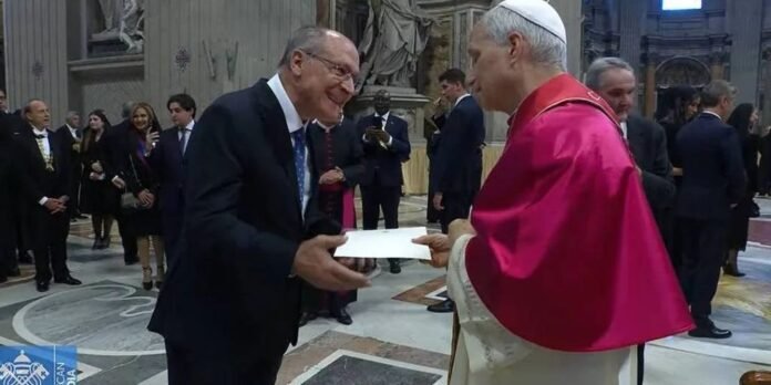 Alckmin-entrega-ao-Papa-convite-para-visitar-o-Brasil-durante.jpg Alckmin entrega ao Papa convite para visitar o Brasil durante a COP30