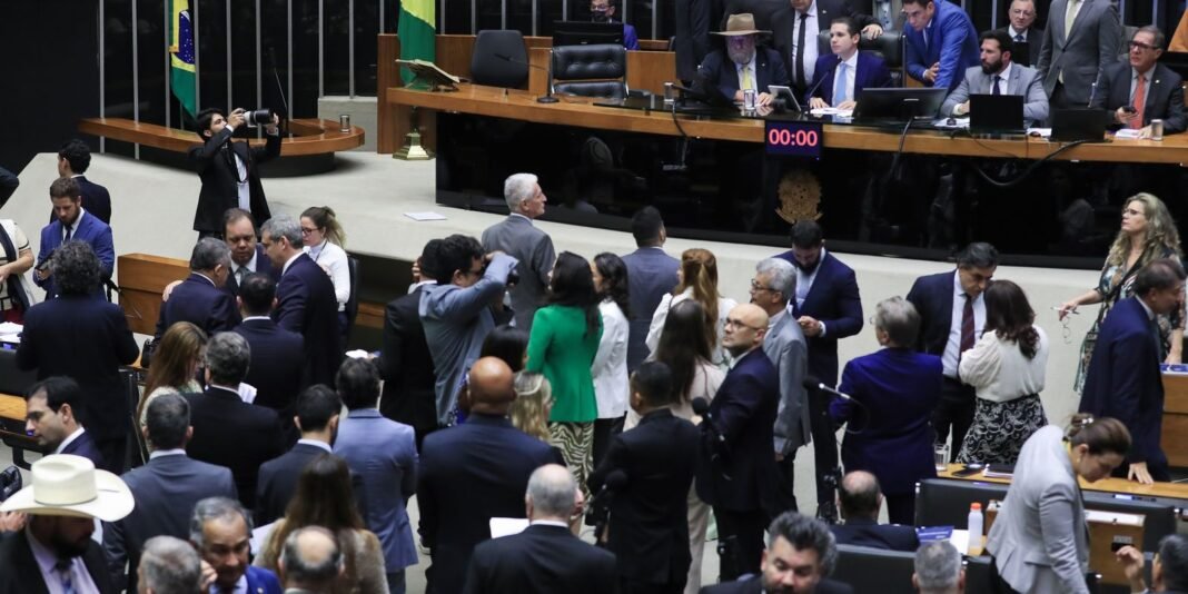 Câmara aprova projeto que reajusta salários de servidores públicos
