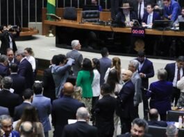Câmara aprova projeto que reajusta salários de servidores públicos