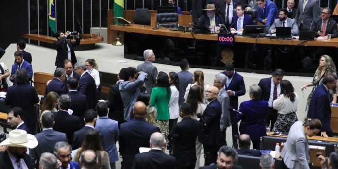 Camara-aprova-projeto-que-reajusta-salarios-de-servidores-publicos.jpg Câmara aprova projeto que reajusta salários de servidores públicos