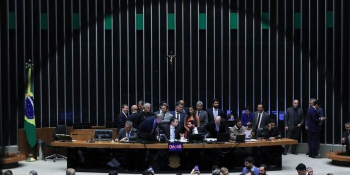 Camara-aprova-urgencia-para-PL-que-proibe-desconto-automatico-no.jpg Câmara aprova urgência para PL que proíbe desconto automático no INSS