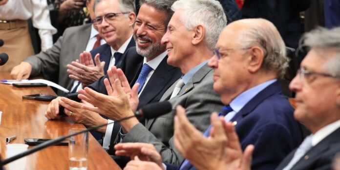 Camara-instala-comissao-sobre-isencao-do-Imposto-de-Renda-ate.jpg Câmara instala comissão sobre isenção do Imposto de Renda até R$ 5 mil