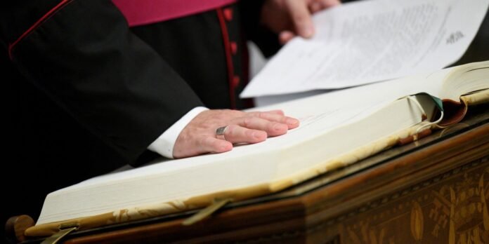 Cardeais-entram-em-reclusao-antes-do-conclave-para-eleger-novo.jpg Cardeais entram em reclusão antes do conclave para eleger novo papa