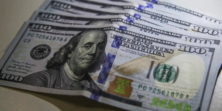 Dólar cai para R$ 5,66 após suspensão de tarifas de Trump