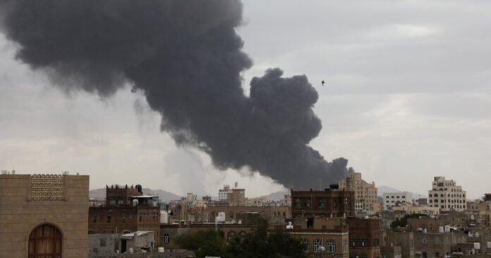 Israel-bombas-do-aeroporto-principal-do-Iemen-em-retaliacao-por.jpg Israel bombas do aeroporto principal do Iêmen em retaliação por ataque houthi