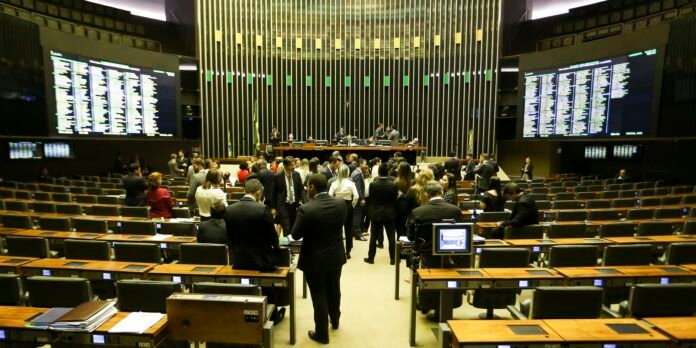 Projeto-que-aumenta-numero-de-deputados-para-531-tem-urgencia.jpg Projeto que aumenta número de deputados para 531 tem urgência aprovada