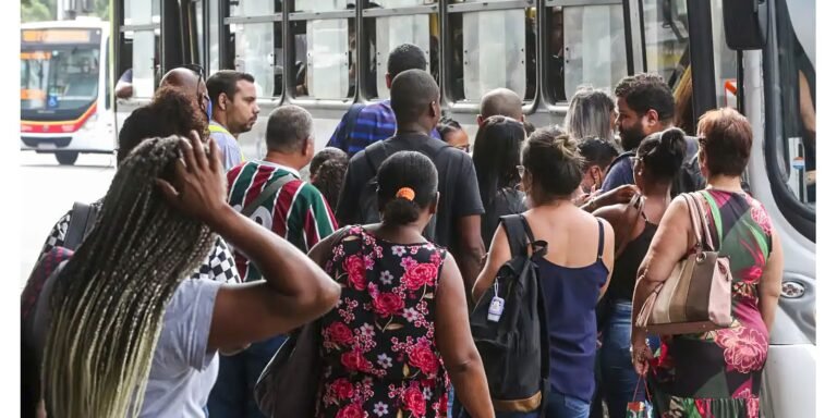 Taxa de desemprego fica em 6,6% no trimestre encerrado em abril