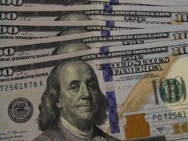 Dólar cai para R$ 5,48 na contramão do mercado externo