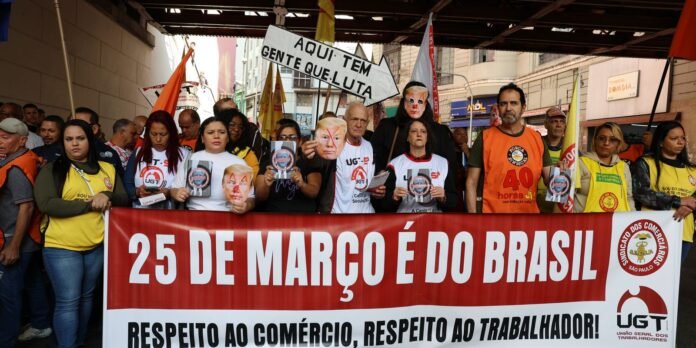 Ato-de-trabalhadores-na-25-de-Marco-repudia-interferencia-de.jpg Ato de trabalhadores na 25 de Março repudia interferência de Trump