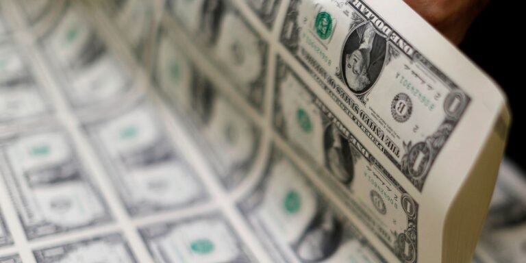 Dólar fecha acima de R$ 5,60 por primeira vez em quase dois meses