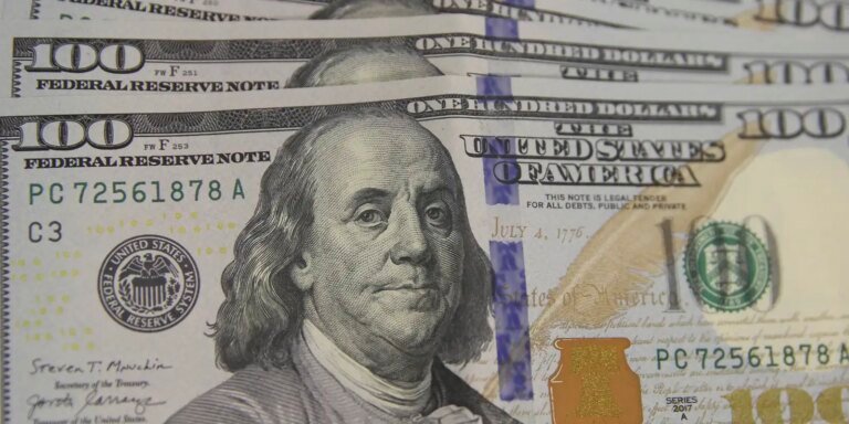 Dólar supera R$ 5,50 com tarifas de Trump sobre o Brasil